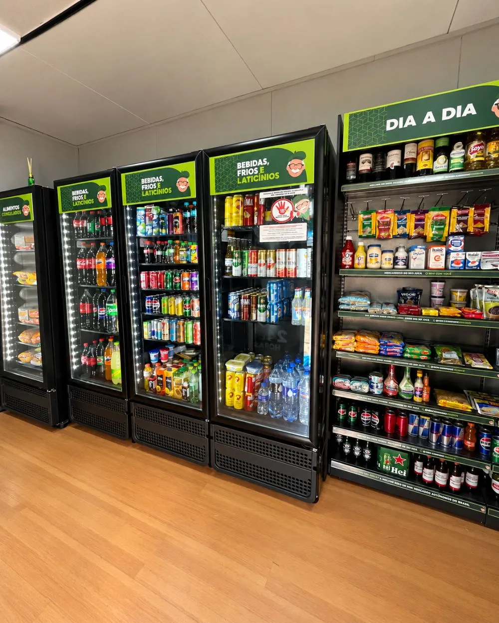 Geladeiras e gôndola da loja