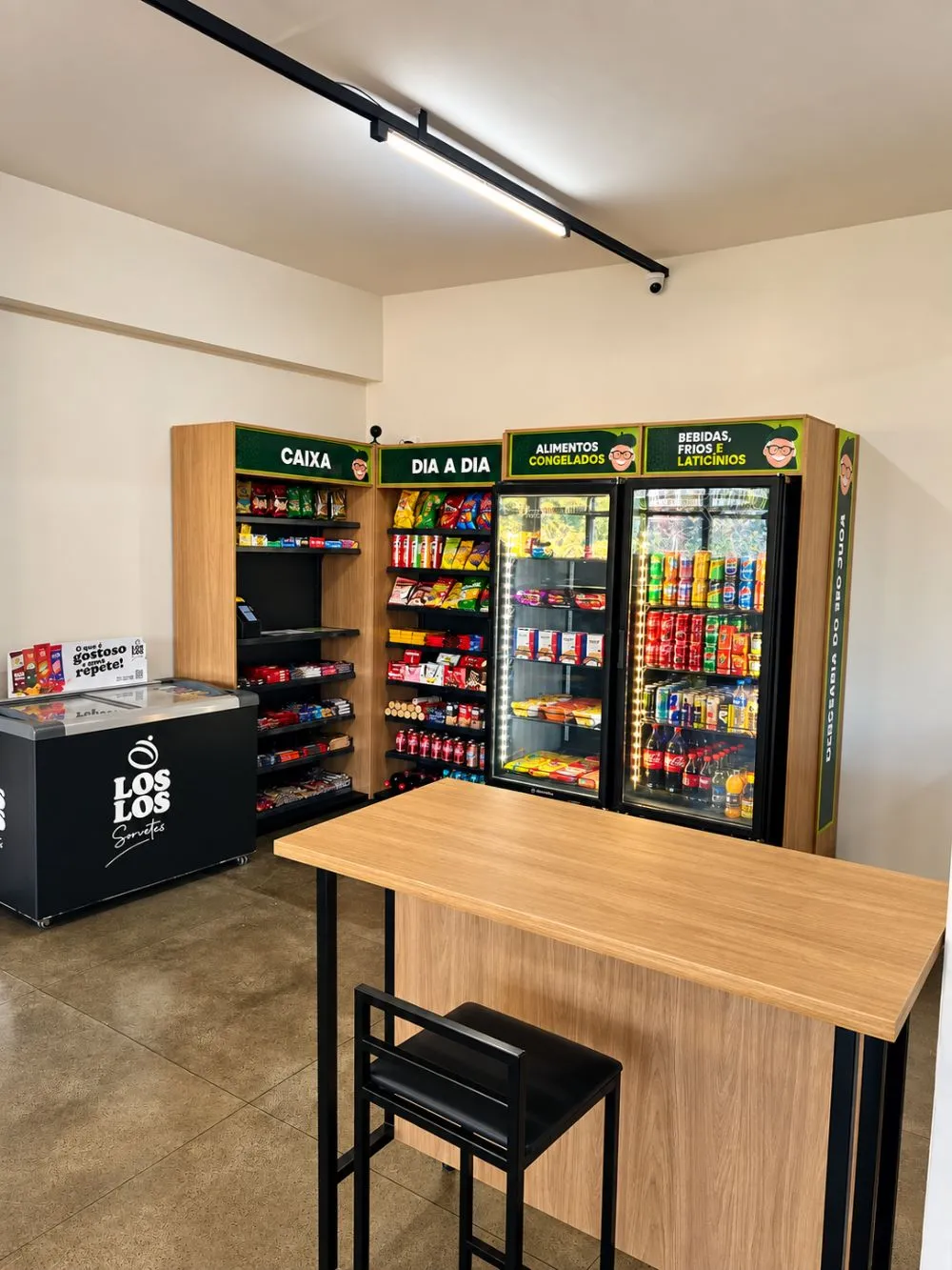 Loja em empresa com mesa e banquetas